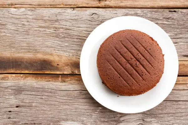 What type of cake never comes with frosting?