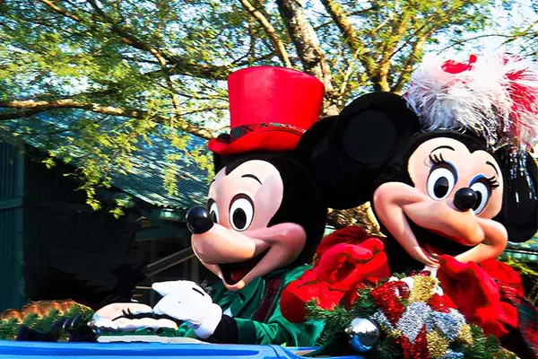 What car picked Mickey and Minnie up for their movie premiere?